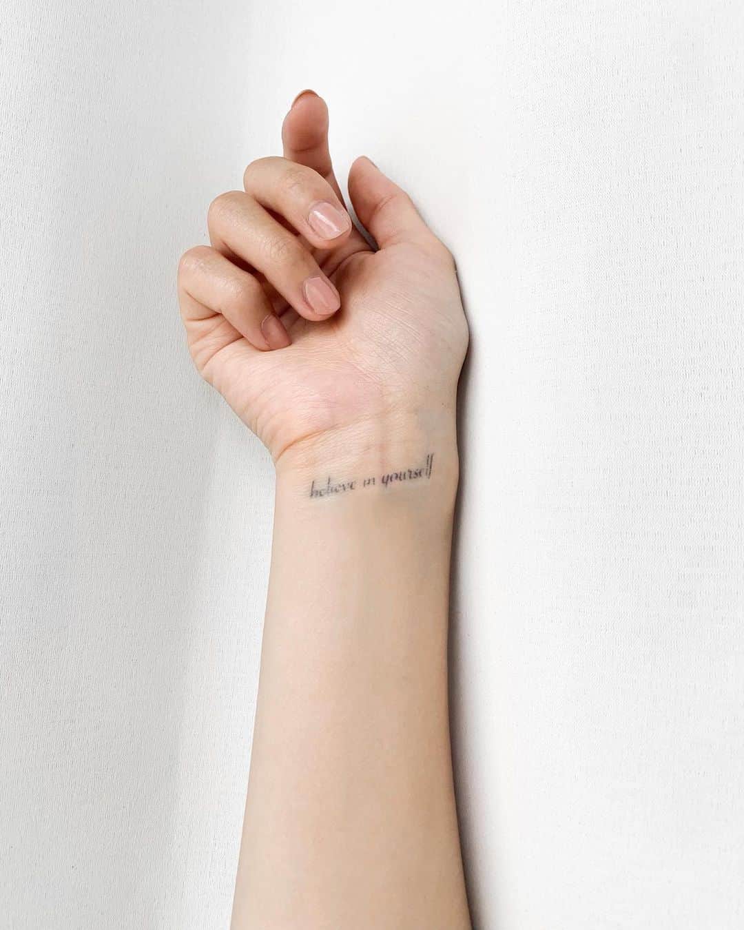 Lilmeさんのインスタグラム写真 - (LilmeInstagram)「2週間楽しめるorganic tattoo 🍋 前々から入れてみたかった箇所に貼ってみた🖤 2週間後にはまた違うデザインが楽しめるのがいいよね！！﻿@inkbox_japan #オーガニックタトゥー#タトゥー#tattoo#tattooart」6月1日 15時41分 - lilme_official