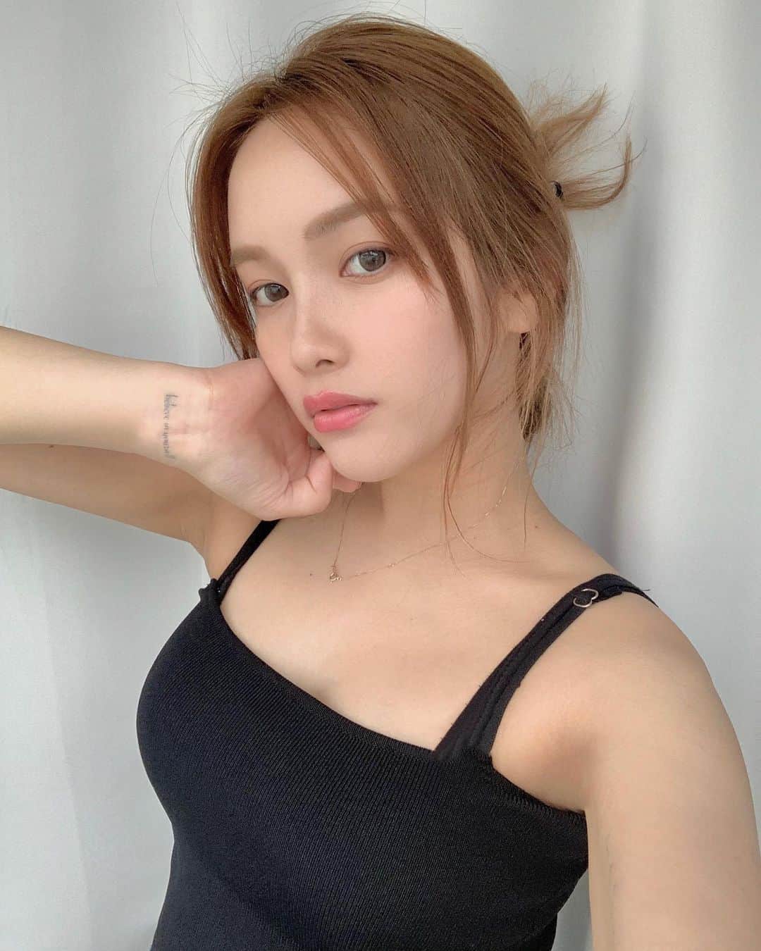 Lilmeのインスタグラム：「2週間楽しめるorganic tattoo 🍋 前々から入れてみたかった箇所に貼ってみた🖤 2週間後にはまた違うデザインが楽しめるのがいいよね！！﻿@inkbox_japan #オーガニックタトゥー#タトゥー#tattoo#tattooart」