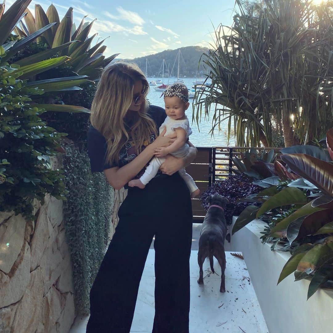 ジェニファー・ホーキンスのインスタグラム：「Joined at the hip. Frankie girl 😍🥰 (Not into photos today Milly?! ha!) @jbronze__」