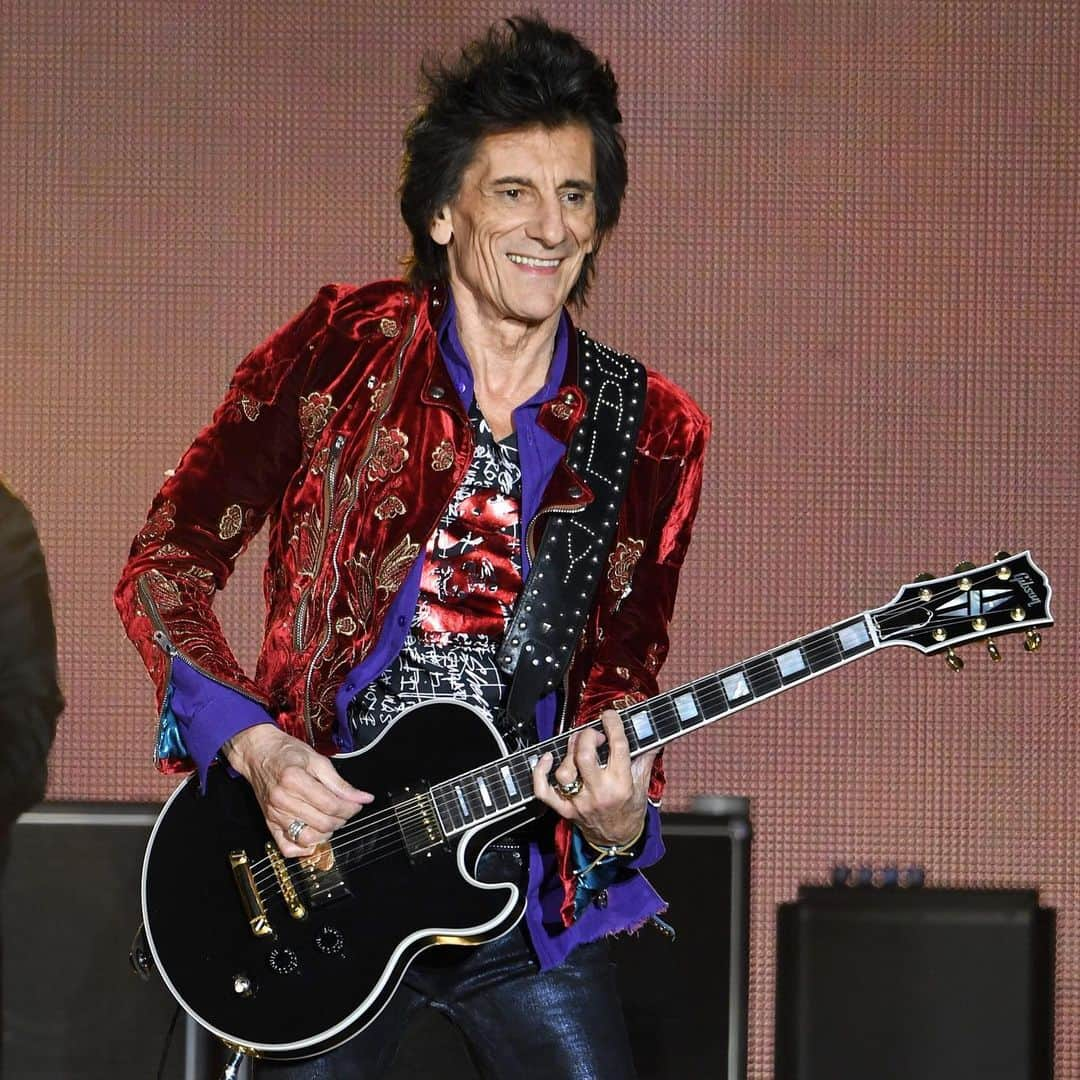 The Rolling Stonesさんのインスタグラム写真 - (The Rolling StonesInstagram)「Join us in wishing @ronniewood a very happy birthday today! 🎉🎸🎉 #happybirthdayronnie」6月1日 15時56分 - therollingstones