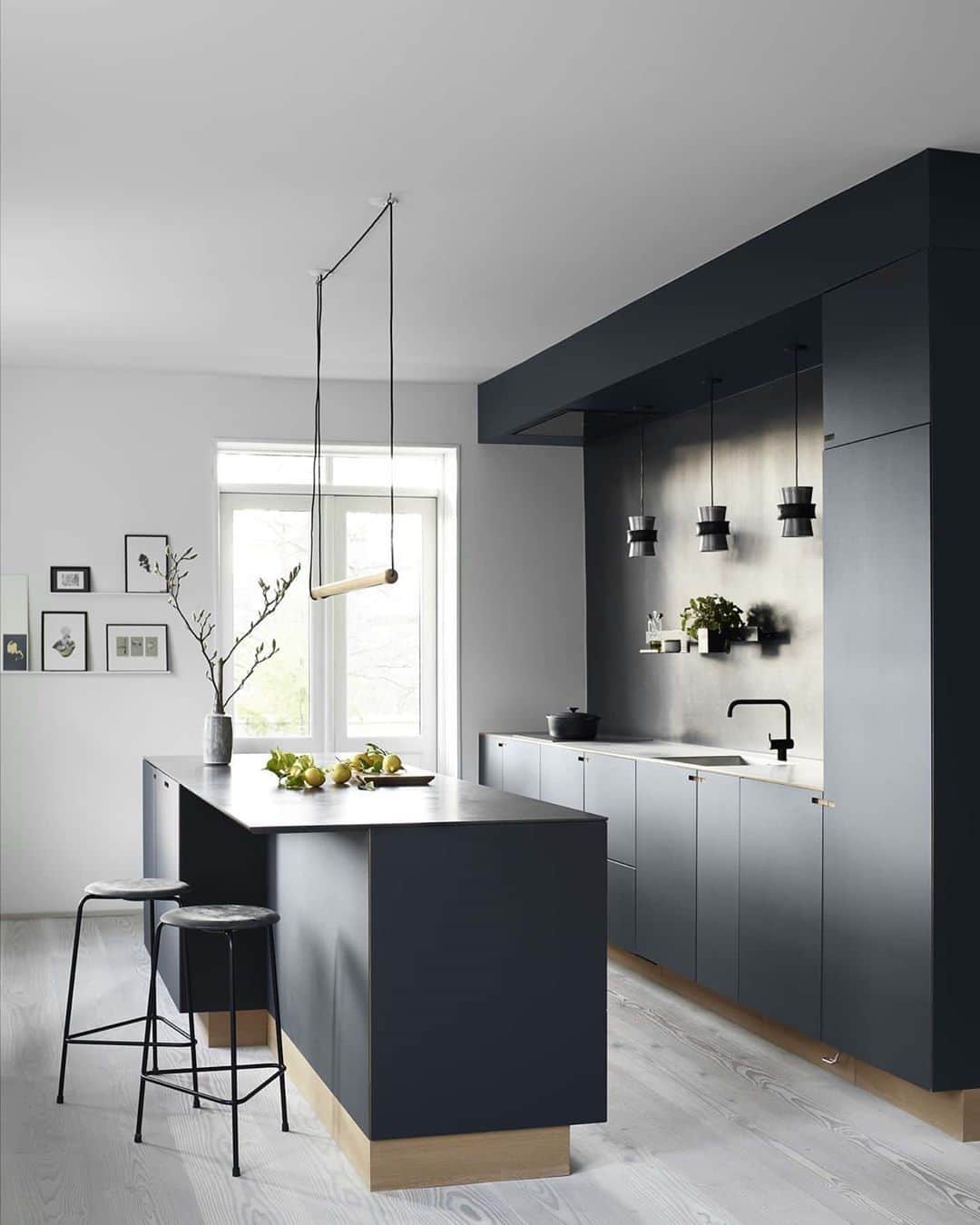 フリッツハンセンさんのインスタグラム写真 - (フリッツハンセンInstagram)「A dream kitchen designed by @nicolajbointerior Dot ™ There's room for two on high Dot stools. Just perfect for family time in the kitchen.  Explore more via link in bio  #fritzhansen #dothighstool #arnejacobsen #diningroom #diningroomdecor #diningroomdesign #diningroomfurniture #kitchen #accessoriesbyfritzhansen  #프리츠한센 #フリッツハンセン」6月1日 16時00分 - fritzhansen