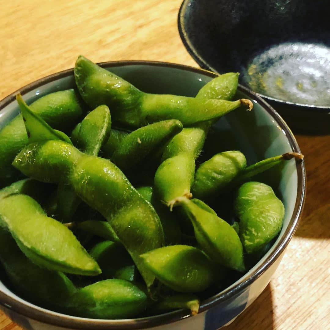 のインスタグラム：「［2020-06-01］枝豆プレゼント！ . 本日インスタフォロワー様限定で  注文時、『インスタみたで。豆おくんなはれ』で、枝豆プレゼント♡  みんな来て、当店の枝豆を品切れにしてね♡ by DX  #どんがめ #三ノ宮　#三宮　#枝豆　#酒　#たばこ　#喫煙可　#喫煙可能店 #神戸」