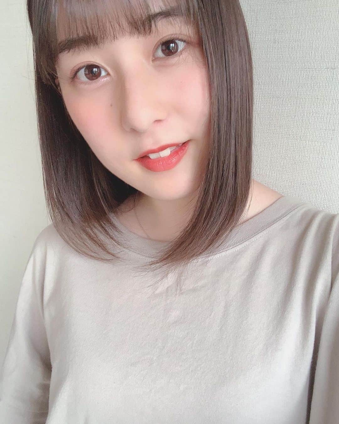 のインスタグラム：「💇🏻‍♀️﻿ ﻿ はい！改めて相談。 ﻿ 髪の長さのお話なんだけど どの長さがお好み？﻿ ﻿ ①ミディアムボブ(切るならレイヤー入れるつもり)﻿ ②よくわからんけどロングとボブの間(レイヤー入ってる)﻿ ③がっつりロング﻿ ﻿ 髪型変えたくもなるよね。﻿ ﻿ 前髪はね、きっとまだあるままだと思うんだけど。﻿ どれが好き？笑﻿ ﻿  #hair#hairstyle#hairmake#hair arrange#haircare#treatment#cut#change#ヘア#ヘアアレンジ#ヘアケア#トリートメント#ヘアカット#カット#イメチェン#ミディアム#ロング#地毛#カラー#アッシュ#切りたい#髪#髪型#チェンジ#どう？#美容院#ABBEY#ゆのぴく🐰」