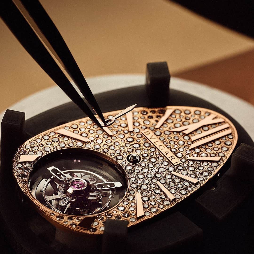 LVMHさんのインスタグラム写真 - (LVMHInstagram)「#LVMHstories of savoir-faire with @Bulgari  Design ahead of its time. Taking its place as the smallest tourbillon of today, Bvlgari’s Serpenti Seduttori Tourbillon represents the pinnacle of time craft.  The Maison’s original Serpenti design combined the worlds of jewelry with watchmaking, gaining cult status at first sight. This new interpretation is so intricate in its craft, it rivals all women’s watches to go before, and elevates Serpenti once more.  #Bvlgari #BvlgariWatches #Serpenti #TimelessBvlgari」6月1日 16時34分 - lvmh