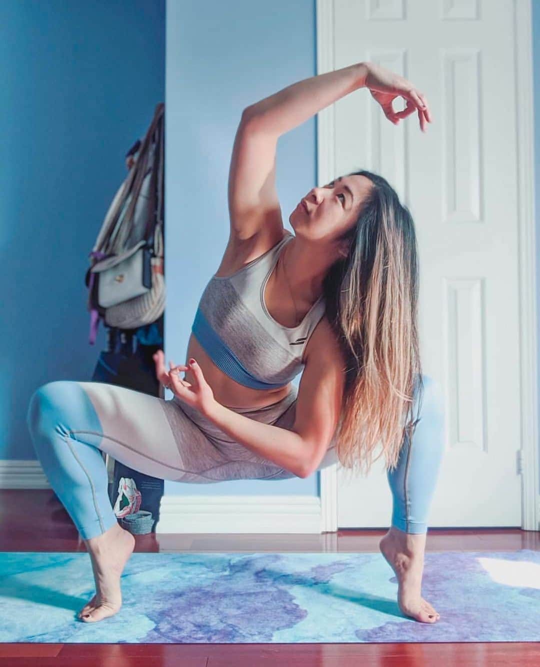 のインスタグラム：「バランス✨ ヨガマットデザイン「ウルワツ」。 . . . 📷 @selinetaye . . . . #yoga #yogadesignlabjapan #yogamat #ヨガ #ヨガデザインラボ #ヨガマット #ブルー #ヨガインストラクター #ヨガスタジオ #ライフスタイル #ボディメイク」