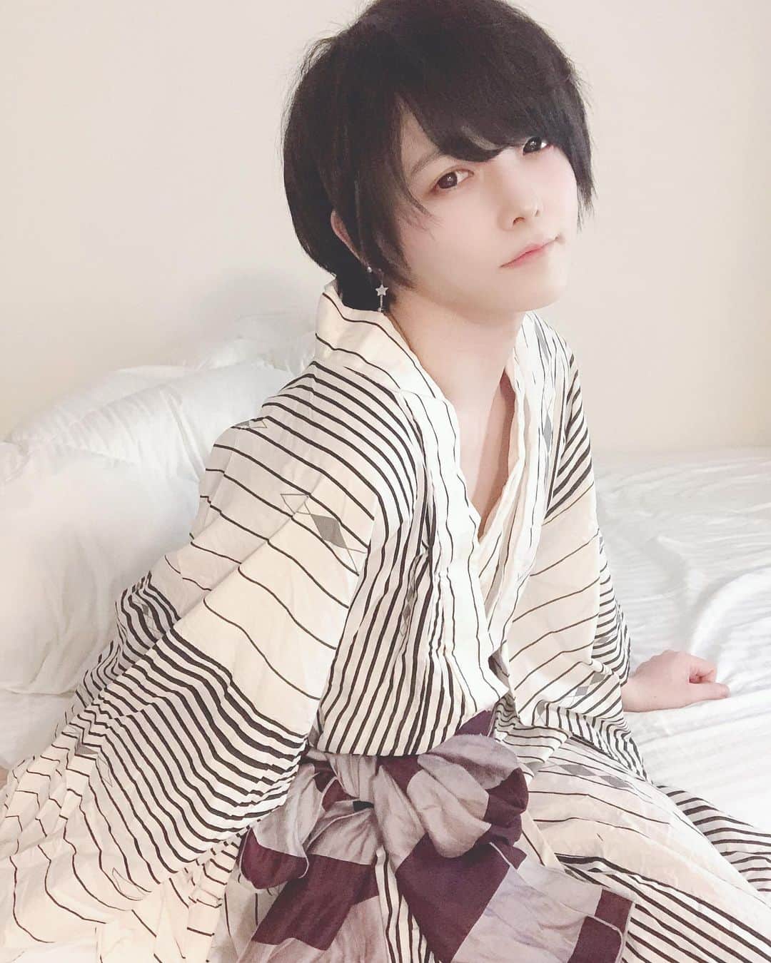 島貫勇士さんのインスタグラム写真 - (島貫勇士Instagram)「💐 .  20時からどこかで花火が上がるんだって 近くだったらいいね コロナ終息したらいいね  #メンズアイドル #打ち上げ花火  #浴衣男子 #黒髪男子 #色白男子  #浴衣デート #自撮り」6月1日 16時40分 - yujimelo_sads
