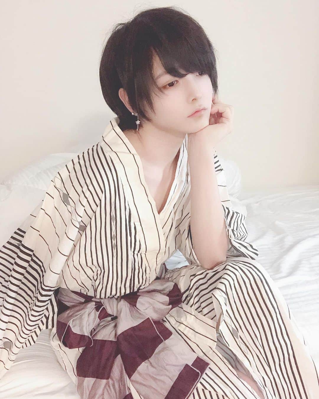 島貫勇士さんのインスタグラム写真 - (島貫勇士Instagram)「💐 .  20時からどこかで花火が上がるんだって 近くだったらいいね コロナ終息したらいいね  #メンズアイドル #打ち上げ花火  #浴衣男子 #黒髪男子 #色白男子  #浴衣デート #自撮り」6月1日 16時40分 - yujimelo_sads