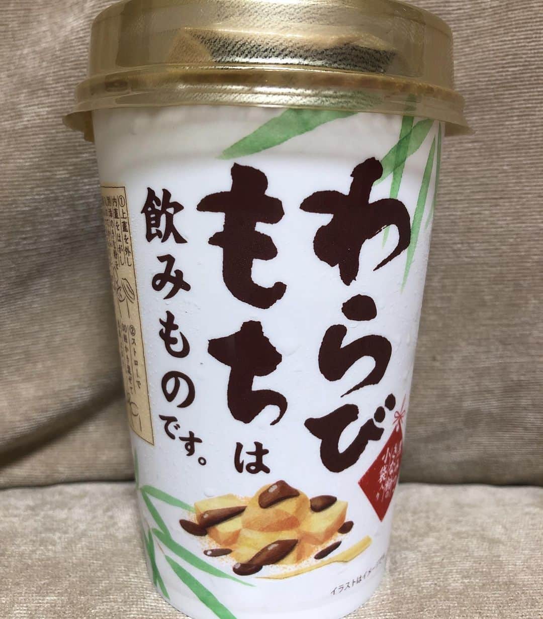 中恵光城のインスタグラム：「‪パワー感がすごいから買ってみた。‬ ‪結果…わらび餅だった😳‬ ‪甘い和菓子が好きな方にはオススメ✨‬ #わらびもちは飲みものです  #確かにわらびもちの味 #ぷるぷる感増したい人はかき混ぜすぎない方がいいかも #ファミマで買ったよ」