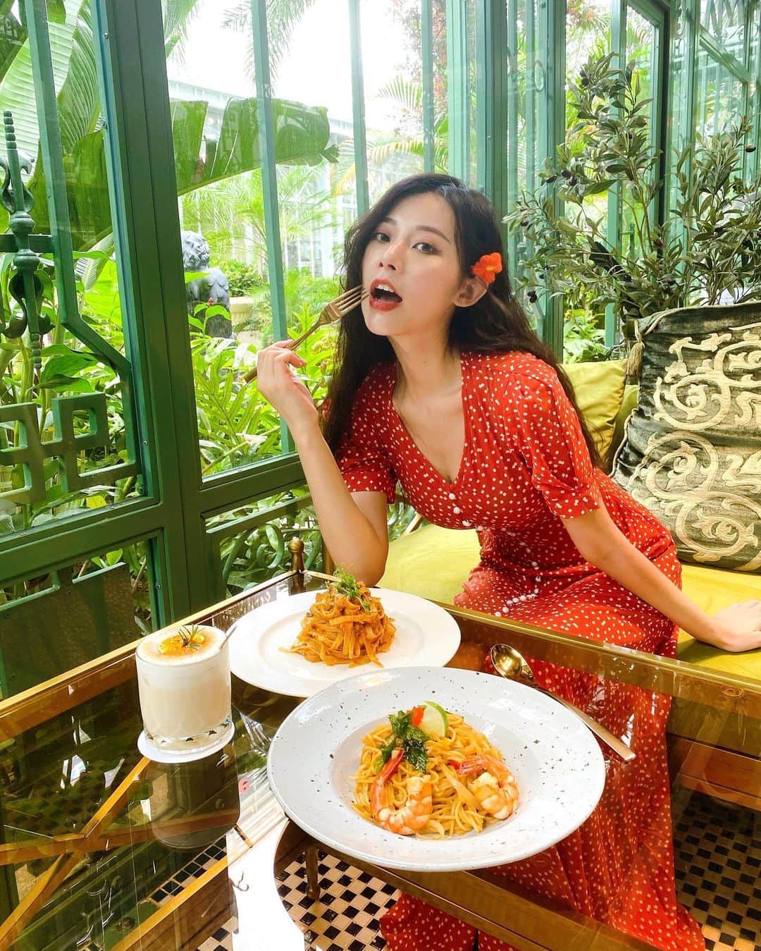 張香香のインスタグラム：「昨晚吃著炭烤想著義大利麵🍝 今天吃著義大利麵想著親子丼🤣🤣🤣」