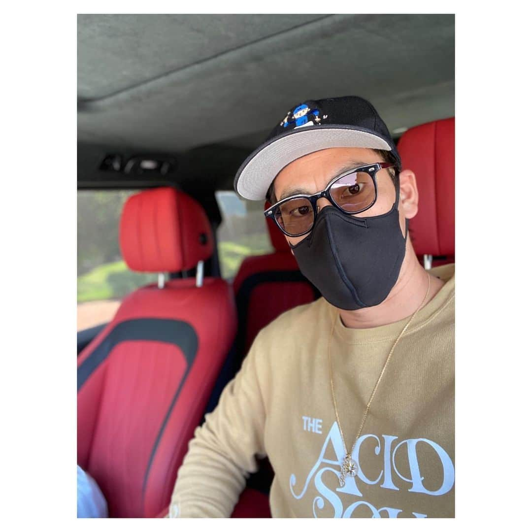 前田健太さんのインスタグラム写真 - (前田健太Instagram)「🚗 人生初の 黒マスク&洗えるマスク！！ 帽子、サングラス、マスク 全部黒で付けてたら怪しい人になった😂 洗えるマスク初めて使ったけど ハマりそう！ #初 #黒マスク #洗えるマスク #めっちゃ便利 #気付くのが遅かった」6月1日 16時49分 - 18_maeken