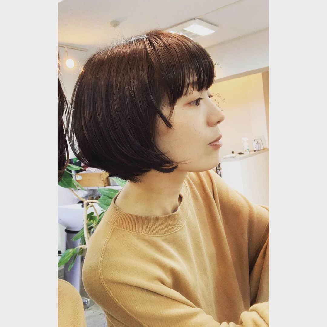 熊木杏里のインスタグラム：「２ヶ月ぶりに髪を切りに。 眠くなってうとうと…」