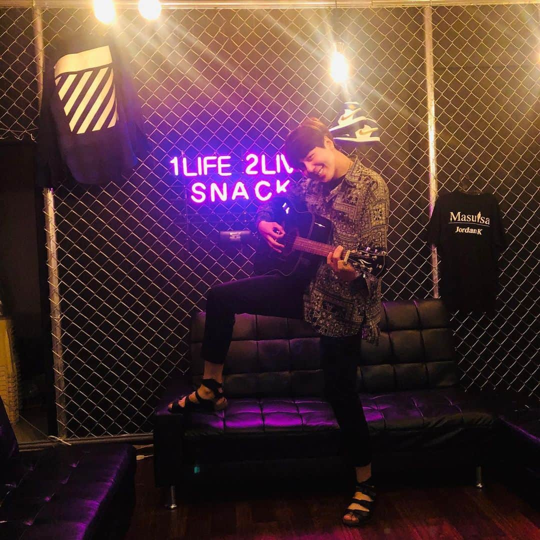 シンバさんのインスタグラム写真 - (シンバInstagram)「나 새침때기야 @snack_hongdae @jordan_k___  #홍대 #연습실 #」6月1日 16時54分 - simba_jjcc