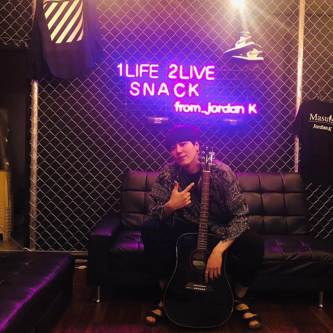 シンバさんのインスタグラム写真 - (シンバInstagram)「나 새침때기야 @snack_hongdae @jordan_k___  #홍대 #연습실 #」6月1日 16時54分 - simba_jjcc