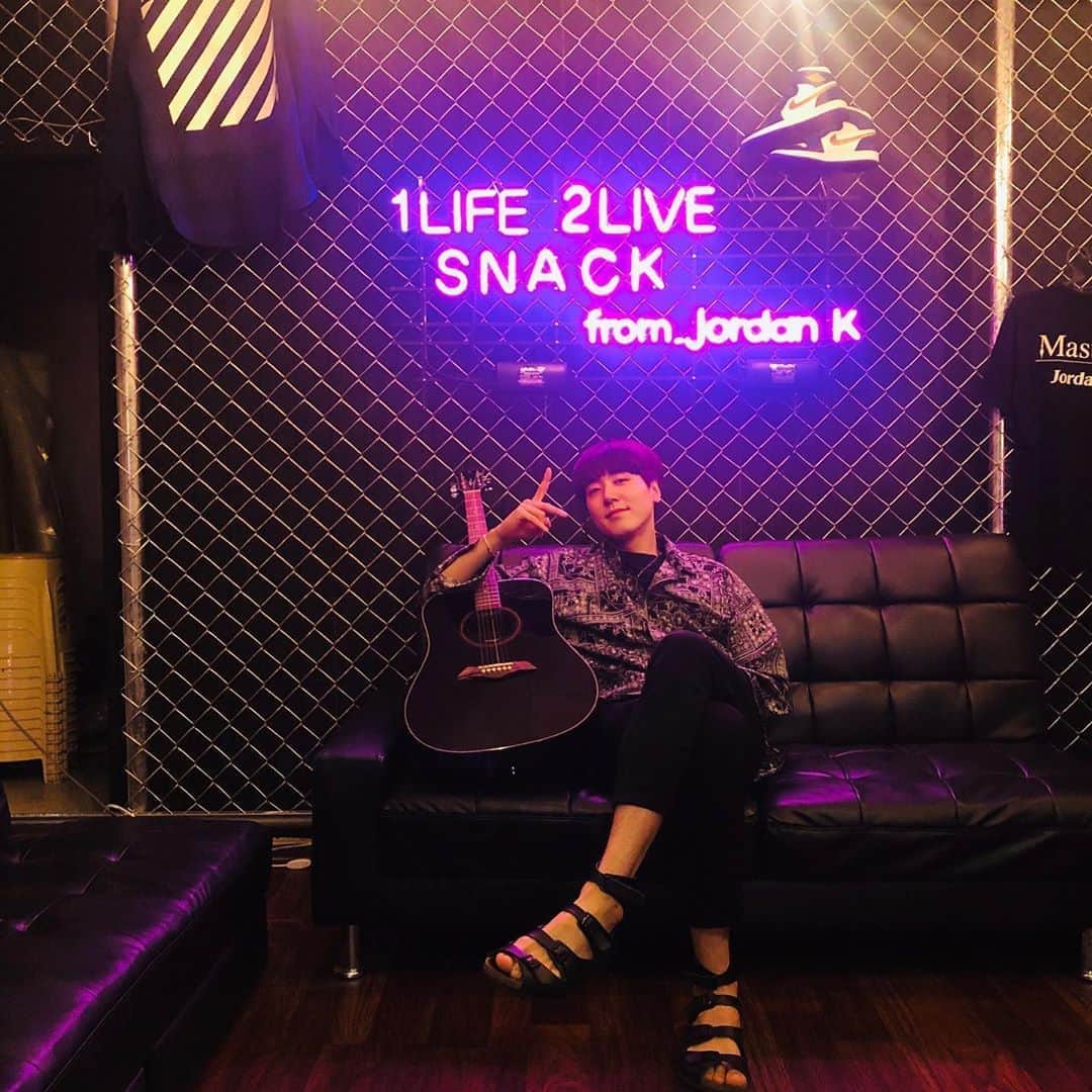 シンバのインスタグラム：「나 새침때기야 @snack_hongdae @jordan_k___  #홍대 #연습실 #」