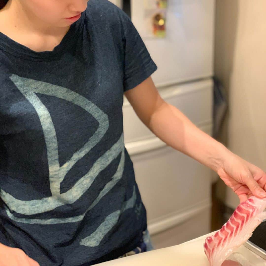 のインスタグラム：「知り合いの釣り師から真鯛3kg3本、花鯛1kg1本、ハタ3kg1本、頂きました❤️ (捌いてるやつは鯛の皮を剥がしたところで、持ってるやつはハタ🐟) 魚捌く用の大きなまな板欲しいなぁ。 Day1はお刺身と骨の間にわずかに残った身を叩いてなめろう風に。最高の酒の肴。あと頬のお肉はオリーブオイル、塩とバジルでシンプルに焼きました。 鯛のあら汁があんまり好きじゃないので、ハタのカシラで出汁をとりおいおいお鍋にします。残りの柵は昆布締め中🐟 (2ヶ月ぶりのお酒🍶、1杯飲みきれず、、アルコール耐性なくなりました。) ちなみにこの素敵なグラスは @ngc.miki さんにオーダーメイドして作っていただいた素敵すぎるガラス細工です。 ガラスの素材も最高なうえに、職人の技術の相乗効果で、輝きがそこらの有名ブランドのグラスとは比較になりませんね。 職人さん本当尊敬。 . . . #釣り #真鯛 #ハタ #花鯛 #釣り師 #料理 #食べるまでが釣り #私も行きたいけど自粛  #お刺身 #美味しい #一本釣り最高」