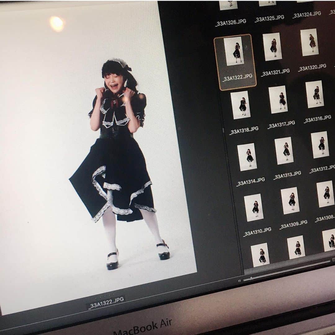 水野愛日のインスタグラム：「6月に入りましたね！  まだまだ、不安の拭い切れない状況が続いていることは確かですが、  細心の注意を払いつつ…… 前に進まなきゃいけない！！ と、いうことで  演劇も、一歩踏み出します！！ 出演予定でした  劇団6番シード｢ミキシング・レディオ2020｣  上演することになりました！！ (1枚目の写真は、チラシ用ビジュアル撮影のもの)  2枚目から、劇団さんが公式に出された公演についての概要を貼らせていただきました (字が小ちゃい……？読めるかな？？Twitterにも載せましたので良ければそちらもぜひ！！) ｢ぜったいに来てください！！｣と、大きな声で言い張れないのが正直なところですが、  充分に注意をしつつ、キャスト、スタッフの皆さんと力を合わせて楽しい作品になるように精一杯つとめたいと思います！  もしよろしければ……！！ 是非(小声)！！！ (水野愛日はL-sideの出演です)  #ウィズコロナ #演劇 #ミキシングレディオ #劇団6番シード  #公演概要  #シアターkassai #女優 #声優 #水野愛日 #ラジオ局で #起こるコメディ #ゴスロリ #ゴスロリファッション ？！」