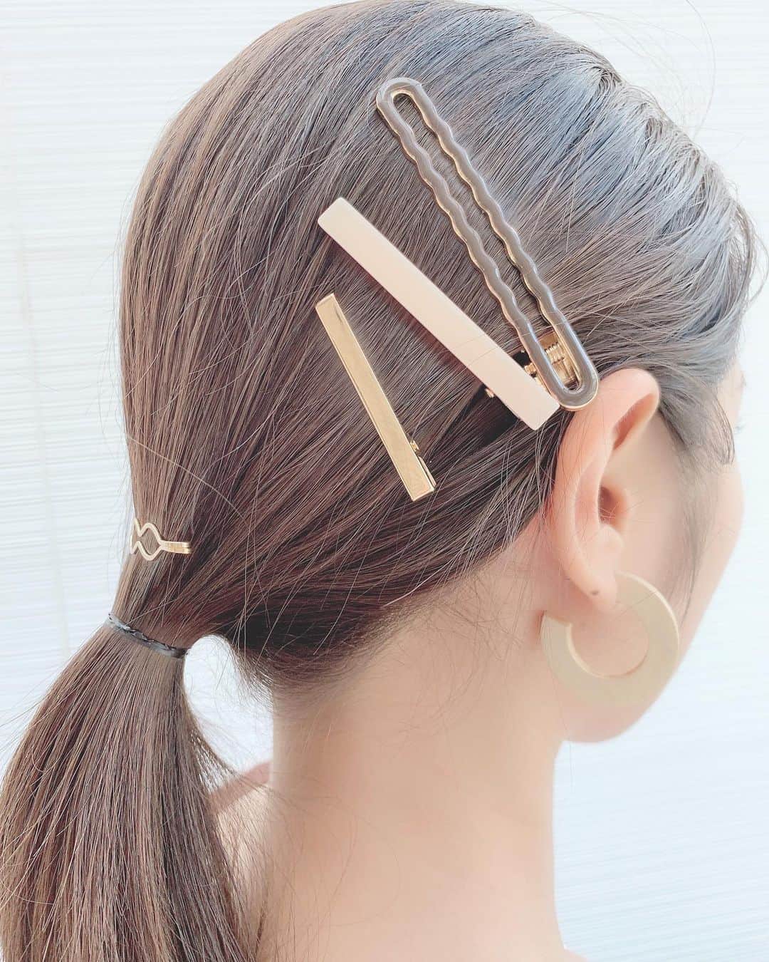 谷本安美さんのインスタグラム写真 - (谷本安美Instagram)「*﻿ 時短ヘアアレンジ💇🏻‍♀️﻿ ﻿ 朝起きれなくて、、﻿ でも可愛くしたい時におすすめなのが﻿ ヘアピン！﻿ 結んでつけるだけ！簡単です✨﻿ ﻿ hairpin・earring ▶︎▶︎ @lattice_lessignes﻿ ﻿ (質問頂いたので、、﻿ 一応ピアスもあいてます！でもイヤリングもつけますよ〜)﻿ ﻿  #アクセサリー #accessories﻿ #ピアス #earrings﻿ #ヘアアレンジ #hairarrange #時短 #簡単﻿ #ヘアピン #hairpin #lattice #300円﻿ #フォロー #follow #followme﻿ #お家時間 #stayhome﻿ #いいね #コメント #知りたい事﻿ #待ってます ...❤︎ #ハロプロ #つばきファクトリー ﻿ #谷本安美 #あんみぃ #アイドル #idol﻿」6月1日 17時03分 - ami_tanimoto.official