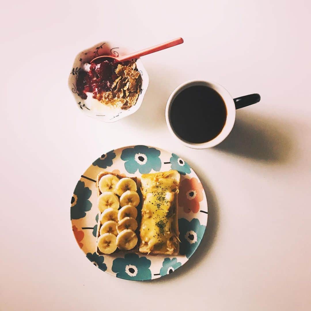 森由月さんのインスタグラム写真 - (森由月Instagram)「・ 朝食。 *えのきバター醤油+チーズ *モカクリーム+バナナ *ヨーグルト+ラズベリー+ブランフレーク *ドリップコーヒー ・ 落ち着く色合いのごはん。 そろそろ果物と野菜を調達しなければ…！ ＊ ＊ ＊ #おうちごはん #朝ごはん #朝ごぱん #朝食 #モーニング #おうちモーニング #トースト #トーストアレンジ #食パンアレンジ #珈琲 #ヨーグルト #おうちごはんlover #おうちカフェ #2色トースト #クッキングラム #暮らし #フーディーテーブル #料理写真 #腸活  #morning #breakfast #toast #fruitsyogurt #coffee #foodstagram #tasty #yummy #yogurt #instafood #foodie」6月1日 17時05分 - mori_yutsuki