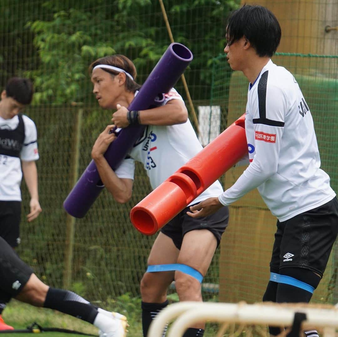 宇佐美貴史さんのインスタグラム写真 - (宇佐美貴史Instagram)「全体トレーニング再開！ 全部の写真横に @kosuke_onose8 が おる。笑 サッカーのある日常に感謝と楽しむ気持ちを持って頑張ります！！ #gambaosaka」6月1日 17時12分 - takashi_usami39