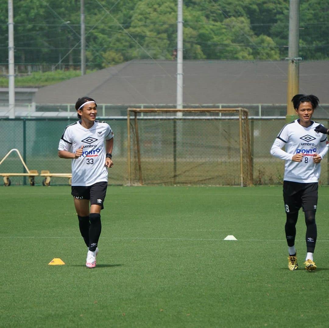 宇佐美貴史のインスタグラム：「全体トレーニング再開！ 全部の写真横に @kosuke_onose8 が おる。笑 サッカーのある日常に感謝と楽しむ気持ちを持って頑張ります！！ #gambaosaka」