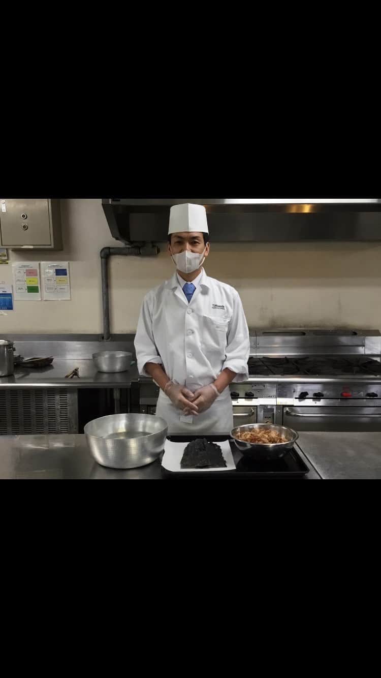 THE WESTIN KYOTO ウェスティン都ホテル京都のインスタグラム：「Chef’s recipe #cookingathome  白出し(鰹だし)  材料  鰹ぶし50ｇ 出汁用昆布(利尻産)30ｇ 水(浄水器を通した水)1.8リットル  1.昆布を湿らせたチッチンペーパーで拭く 2.水に昆布を漬け1時間置く 3.2を弱火にかけ約30〜40分かけて80度(沸騰手前)まで温度を上げる 4.昆布だしがしっかり引き出せている事を確認したら昆布をひきあげる 5.4の温度を沸点(約95度)まで上昇させる。(水道のカルキ臭を抜く為) 6.鰹ぶしを入れ火を止める 7.灰汁を取り、自然に鰹ぶしが沈むのを待つ(約3分) 8.ザルとクッキングペーパーで7を漉す 9.しぼらずに自然の重みで漉せるのを待つ  White soup (bonito soup)  Ingreadients  Bonito flakes 50g Dashi kelp (from Rishiri) 30g 1.8 liters of water (water passed through a water purifier)  1. Wipe kelp with damp paper 2. Pickle kelp in water and leave for 1 hour 3. Heat 2 over low heat to raise the temperature to 80 degrees (before boiling) for about 30-40 minutes 4. Make sure the kelp stock is pulled out, then pull out the kelp 5. Raise the temperature of 4 to the boiling point (about 95 degrees). (To remove the chlorine smell of the water supply) 6. Put the bonito and turn off the heat 7. Take the lye and wait for the bonito to sink naturally (about 3 minutes) 8. Strain 7 with colander and cooking paper 9. Wait for straining with natural weight without squeezing  ウェスティン都ホテルは、皆様にご家庭で家族との時間を楽しく過ごしていただけるよう、手軽に簡単にできるヘルシーなクッキングアイデアを共有いたします。  #funathome　#cookingathome　#bewell　#MarriottStrong @marriottasiafb #marriottasiafb #stayhome」
