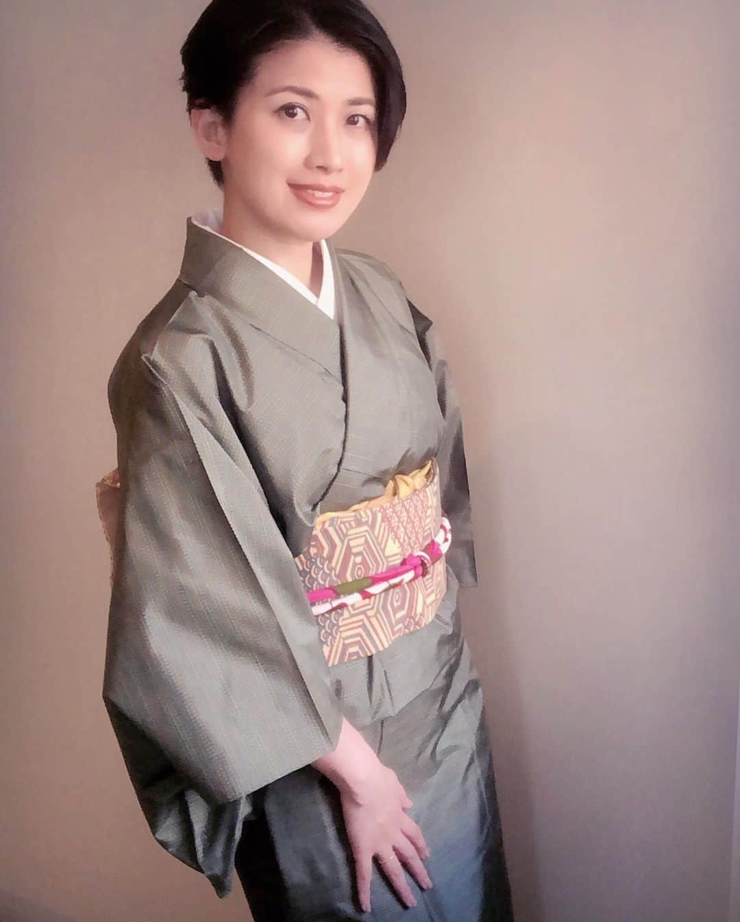 のインスタグラム：「👒June is busting out all over!!👒 “Koromogae” means updating the wardrobe for the coming season. June 1st is the day to begin wearing early summer kimono according to Japanese traditional calendar... but honestly speaking, it’s already too hot and humid for beginners like me...💦💦 Can’t wait the season for midsummer kimono, much cooler than this. . 衣替えの6月1日なので先日着た単衣を……って5月下旬でも帯結んでて汗だくになったよ。ビールが美味い。ほっとくとパキパキした色柄物ばかり選んでしまうので「寝ぼけた色味」を課題にディグッた中古ですが、ハリハリのかたものだし、アフリカ布の丸ぐけ帯締めを合わせたし、結局パッキパキである。夏小物？ 持っとらんわ。見えてないけど銀座結び。まだ襟が浮く。もう少しだけ衣紋を抜きたい人生でした。修行修行。 . . 👘 : @kimonoteaqp 🎗 : @suikafrance_products —— #hitoekimono #hitoe #earlysummerkimono #summerkimono #japanesekimono #単衣 #衣替え #銀座結び #名古屋帯 #👘🔰 #古着着物 #変わり横段模様 #寄木細工風 #丸桃カーキ #juneisbustingoutallover #koromogae #readyforsummer #suikafrance」