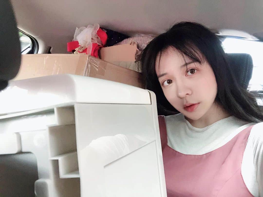 千尋のインスタグラム：「我飄向北方～～～～ 大熱天搬家😱😱😱 Too hot and still moving my home , but stock in car.」