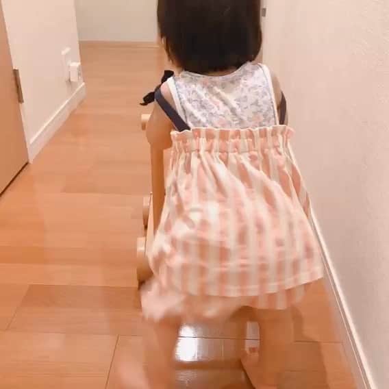 中谷一馬のインスタグラム：「‪一歳になった娘のみよちゃんが、手押し車を使って歩けるようになりました😄‬ ‪親バカで恥ずかしい限りですが、子どものできることが一つひとつ増えるたびになんとも感慨深く、日々の成長を見守ることが生き甲斐であり、嬉しい思いです😊‬ ‪これからも元気で健やかに育ってね☺️‬」