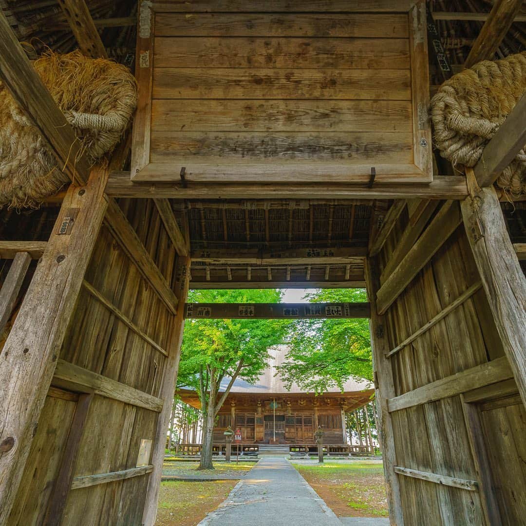 のインスタグラム：「【勝常寺薬師堂】  名僧・徳一によって開かれた古刹。1200年前から今も人々の暮らしと祈りを慈しみ見守ってきました。一日も早くみなさんに平穏な日常が戻りますように。  #勝常寺 #湯川村  #会津  #福島  #yugawavillage  #fukushima #traveljapan  #futurefromfukushima  #ふくしまからはじめよう #おうちからはじめよう」