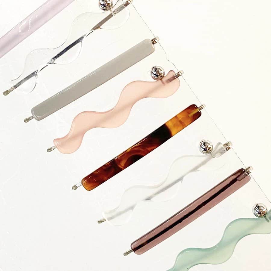タピエスタイルさんのインスタグラム写真 - (タピエスタイルInstagram)「【ルクアイーレ店2人展のご案内】 『KHAKI O/OVAL 2020 SUMMER COLLECTION』 会期：2020年6月3日(水)〜6月9日(火) 時間：10:00 〜 21:00 当面の間は 11:00-20:00 の短縮営業となります。 場所:タピエスタイル LUCUA1100店4F 【about "KHAKI"】写真2~3枚目 無機質なものがすき　キラキラしたものがすき　日常に小さなしあわせを見出せるような自分だけのSPECIAL感を味わってもらえたら...と思います。 MADE IN JAPANの背景にてアクリル素材を中心に無機質な素材ながらも有機的なアールを帯びた商品が特徴です。 【about "O/OVAL"】写真4~5枚目 発色の美しいアクリル樹脂、独特の柄が魅力の国産アセテート樹脂を中心とした アクセサリー、ファッション小物を展開。 形の組み合わせ、配色、手に取っていただいた時の触感を大切にデザインを行っています。 目で見て、肌で触れて、商品を楽しんでいただきたいです。  #タピエスタイル #tapiestyle #アクリルアクセサリー #ooval #khaki」6月1日 17時38分 - tapiestyle