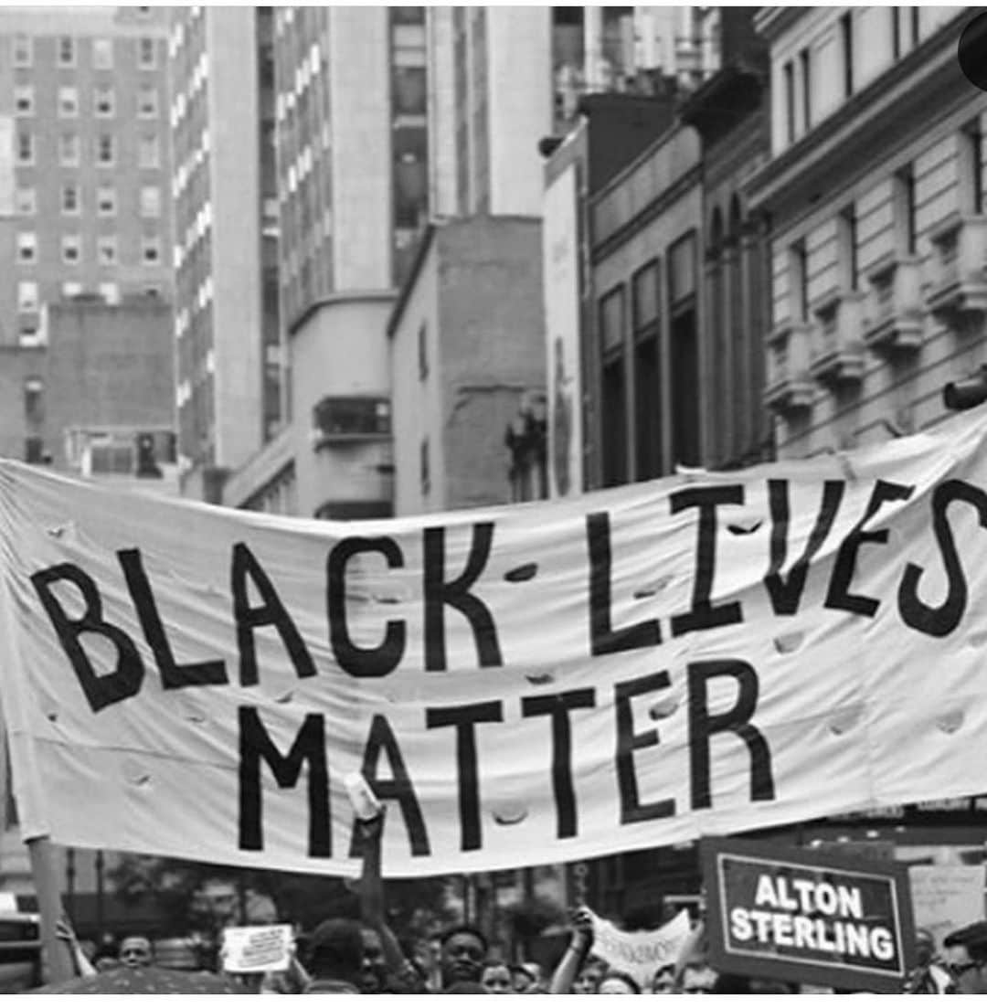 キアラ・フェラーニさんのインスタグラム写真 - (キアラ・フェラーニInstagram)「Now and forever I stand in solidarity with black people in their long fight against racism and white supremacy, and for peace and acceptance. I know I am privileged and I will always use this privilege to help fight differences and make this world a better place. I’ll try to educate myself even more and help as much as I can. I put a lot of links in my stories to sign useful petitions that can really make a change and linked some of my favorite activists to help us guide us in these tough times 🙏🏻」6月1日 17時41分 - chiaraferragni