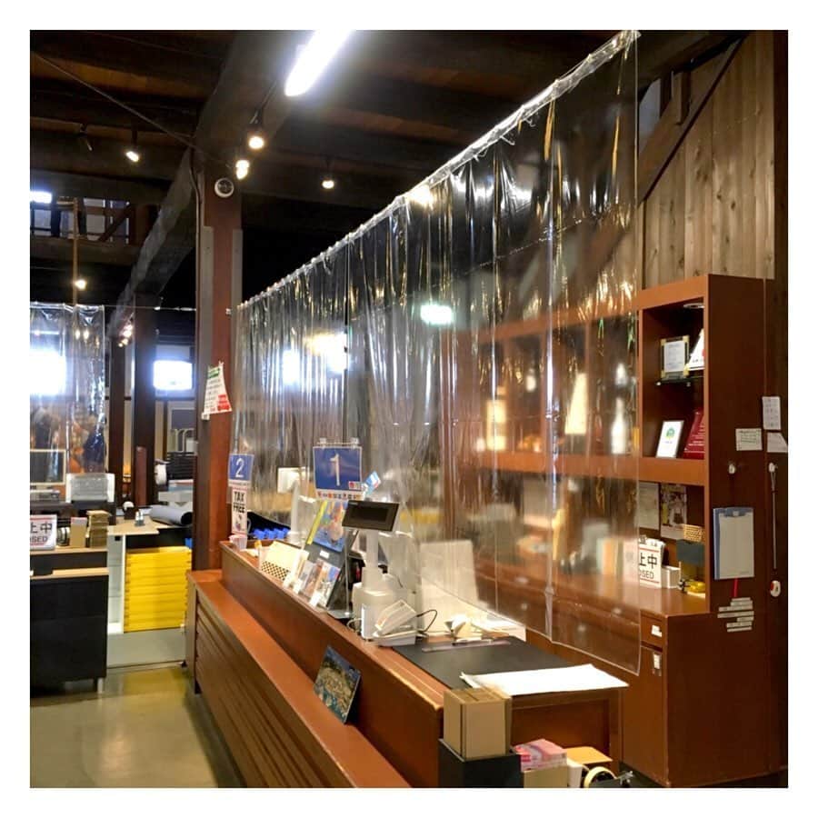 白鶴酒造株式会社さんのインスタグラム写真 - (白鶴酒造株式会社Instagram)「【白鶴酒造資料館　再開】 新型コロナウイルス感染症(COVID-19)の感染予防・拡散防止のため、2020年4月8日(水)から臨時休館させていただいておりましたが、兵庫県の緊急事態宣言の解除を受け、本日6月1日（月）から再開しました。  休館中にしか出来ない大桶の修理や、レジでの飛沫対策、入口の手指消毒用アルコール設置などの感染予防対策を実施しました。 また、安全を考慮した結果、当面の間、無料試飲を取りやめ、10名以上の団体のお客様の入場はご遠慮いただいております。 詳細な対策とご来館に関するお願い事項につきましては、白鶴酒造資料館のホームページをご覧ください。 ご不便をおかけいたしますが、何卒ご理解・ご協力賜りますようお願い申しあげます。 ▼白鶴酒造資料館 所在地　神戸市東灘区住吉南町4-5-5 ホームページ　http://www.hakutsuru.co.jp/community/shiryo/  #日本酒 #白鶴 #hakutsuru #japan #神戸 #kobe #酒 #sake #japanesesake #japaneseculture #灘五郷 #GI灘五郷 #lovehyogo #lovekobe #insta_higashinada # 白鶴酒造資料館 #再開 #資料館 #展示 #開館」6月1日 17時53分 - hakutsuru_official