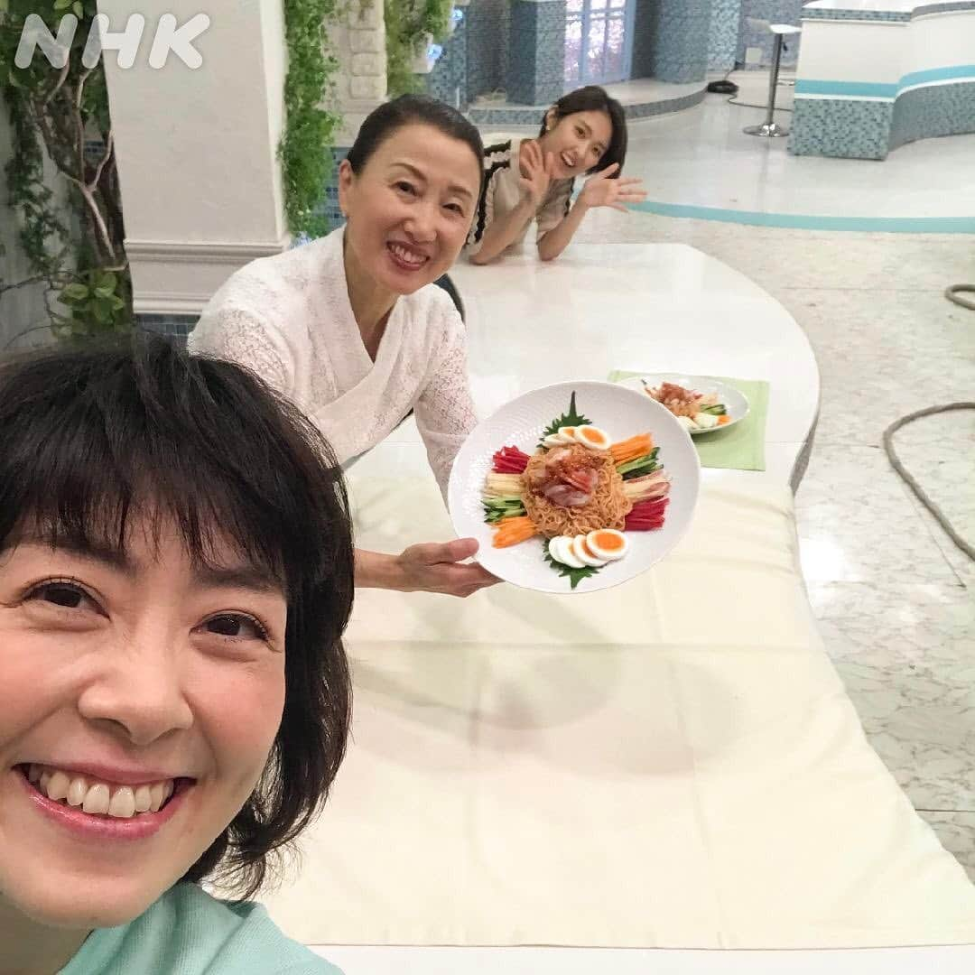 あさイチさんのインスタグラム写真 - (あさイチInstagram)「「みんな！ゴハンだよ」の駒ちゃんと料理の先生がスタジオに帰ってきました！﻿ おかえりなさい✨✨﻿ ﻿ 久しぶりにライブクッキング👩‍🍳﻿ これからの季節にぴったり、﻿ 韓国のそうめん「お刺身ビビン麺」を作りました👌﻿ ﻿ ちなみに、駒ちゃんは今年でデビュー30周年だそう🥳﻿ おめでとうございます㊗️🎉 ﻿ ﻿ #駒村多恵 さん #デビュー30周年 #おめでとう ﻿ #みんなゴハンだよ #そうめん #韓国 #お刺身ビビン麺 ﻿ #ジョンキョンファ さん﻿ #近江友里恵 アナ﻿ #nhk #あさイチ #8時15分から」6月1日 17時48分 - nhk_asaichi