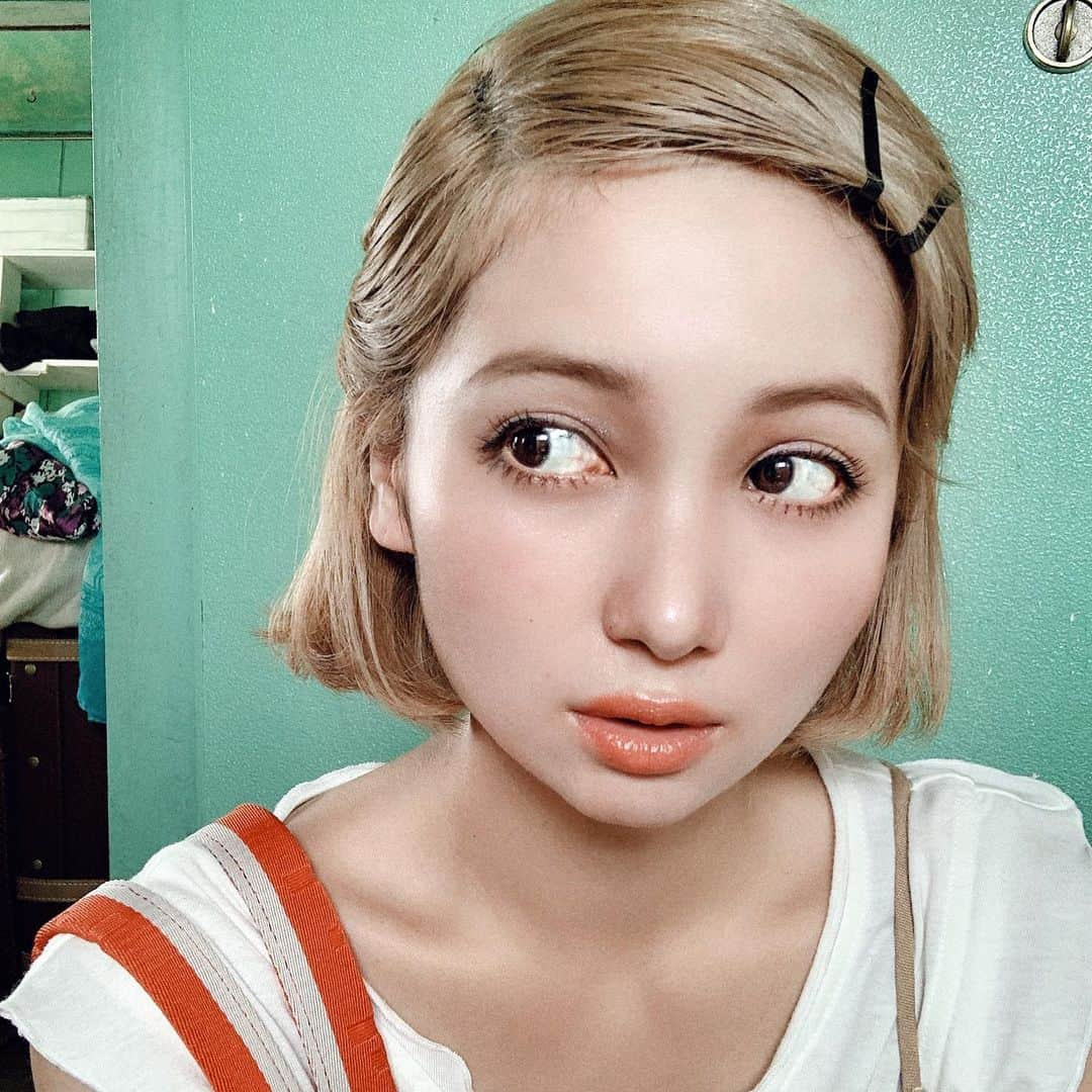 チアコマさんのインスタグラム写真 - (チアコマInstagram)「. . レトロヘアメイク💄 ダブルラインしてるよ♡ コスプレの時もよく使う @kate.tokyo.official_jp のやつ使ってる！薄いからオススメ！ やりすぎてもかわいいけどな♡ . . #twiggyinspired #retro #retrostyle #レトロメイク #レトロヘア #70年代ファッション #60年代 #60年代ファッション #outfit #fashion #makeup #メイク #メイク好き #メイク好きさんと繋がりたい #ショートヘア #shorthair #shortblondehair #salonmodel #twiggy」6月1日 17時51分 - chia_koma