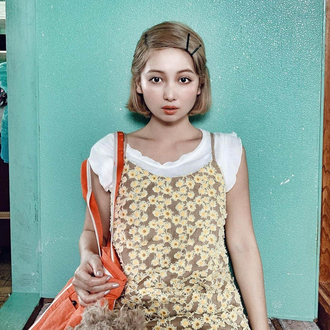 チアコマさんのインスタグラム写真 - (チアコマInstagram)「. . レトロヘアメイク💄 ダブルラインしてるよ♡ コスプレの時もよく使う @kate.tokyo.official_jp のやつ使ってる！薄いからオススメ！ やりすぎてもかわいいけどな♡ . . #twiggyinspired #retro #retrostyle #レトロメイク #レトロヘア #70年代ファッション #60年代 #60年代ファッション #outfit #fashion #makeup #メイク #メイク好き #メイク好きさんと繋がりたい #ショートヘア #shorthair #shortblondehair #salonmodel #twiggy」6月1日 17時51分 - chia_koma