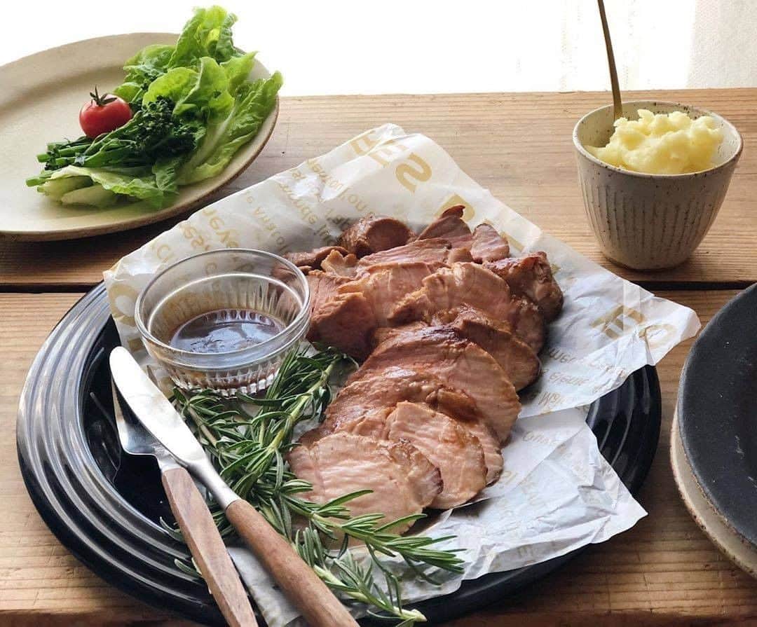 TESCOMshinku_officialさんのインスタグラム写真 - (TESCOMshinku_officialInstagram)「【レシピ付き♪】 本日おススメするオーブン料理は「肩ロース塊肉豚のローストポーク」です♪ 豚ロース肉は、低糖質・低脂質・高タンパク質で、カロリーが気になる方でも美味しく食べられ、 アレンジ次第で色々な料理を楽しめるのも魅力です😊 ・ こちらの素敵なお写真は @casa_plus_ さんの一枚です。 今回 @casa_plus_ さんにレシピを教えていただきました！ぜひ参考にしてみてください✨ ・・・ ＜肩ロース塊肉豚のローストポークのレシピ＞ 【材料】 ・豚肩ロース塊肉 約300g ・ハーブ塩・こしょう 各少々 (塩こしょうでも可) ◎漬けだれ ・ケチャップ 大さじ２ ・酒、ウスターソース 各大さじ１ ・ニンニクすりおろし、はちみつ 各小さじ１ 【調理手順】 ① 塊肉はフォークで30ヶ所ほど穴をあけ、ハーブ塩・こしょうをすり込んでジップロックに漬けだれを入れ、よく揉み込み一晩置きます。 . ②グリルプレートにアルミホイルを敷き、その上に網を乗せ、塊肉を200度に余熱したオーブンで20分焼きます。 網の上で焼くと余分な油が落ちて少しヘルシーに！そしてアルミホイルを敷けばグリルプレートのこびりつき防止になり洗い物もラク👌🏻 途中、漬けだれをハケで塗り香ばしさを出します。 . ③焼けたらそのまま庫内に10分ほど置いて余熱で味をなじませてグリルプレートを取り出します。 . ④ 焼けたらお好みの厚さに切り、皿に盛ります。 好みでいただけるように残ったタレに酒を足して煮詰め、皿に添えます。 ・ ＜こだわりポイント＞ ロース肉はパサパサするのかなと思うんですが 漬けダレに一晩漬けることによってしっとり柔らかなローストポークになります！ ・・・ --------------------------------------------------- TESCOMキッチンの公式アカウントです✨ 毎日の暮らしをもっと楽しく、便利にするお役立ち情報を発信していきます♪ TESCOM製品を使ってお料理した際は、#テスコムキッチン をつけてぜひ投稿してみてください！ 皆様の素敵なお写真を紹介させていただきます✨ --------------------------------------------------- #TESCOM #調理器具 #家電 #おしゃれ家電 #料理男子 #料理女子 #おうち時間 #おうちで過ごそう #おうちごはん #家庭料理 #クッキングラム #デリスタグラム #料理記録 #料理好きな人と繋がりたい #時短レシピ #晩ごはん #手料理 #手作りご飯 #簡単レシピ #よるごはん #作り置きおかず #オーブン料理 #グリル #オーブン焼き #おうちごはん部 #ローストポーク #豚肩ロース #お肉料理 #豚料理」6月1日 18時00分 - tescom_kitchen