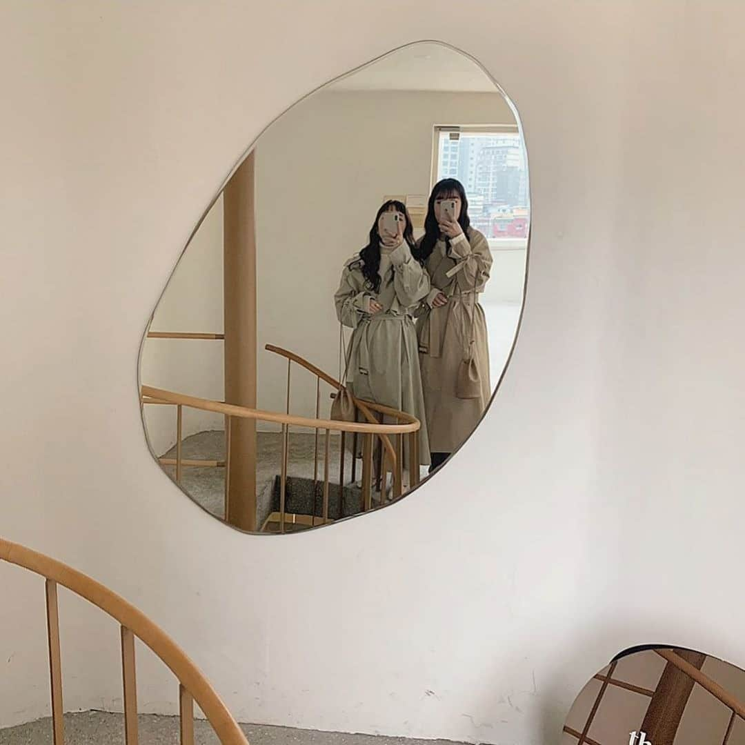 RiLiさんのインスタグラム写真 - (RiLiInstagram)「【お豆ミラー】🥑で簡単に韓国っぽ部屋に🦙🕯 ..... お部屋にあるだけで韓国っぽさが出る【お豆ミラー】🥑ぽてっとした曲線がかわいいよね🦡❤ 大きさはさまざまだからメイクコーナーにちょこっと置くのもよし、部屋の隅に立てかけるのもよし👌🏻お気に入りの空間を作ってみて🤭🕯 白のポスカで鏡にメッセージをかくのもかわいいよ🥛🍦🥚韓国インテリアに憧れる子はぜひお部屋のスタメン入りを検討してみては…？🦙 ❣❣❣❣❣ サイトやSNSで掲載させていただくお写真募集中😘📸 かわいいコーデやアイテム、注目スポットなどが撮れたら、ハッシュタグ→#rili_tokyo  を付けて投稿❗ ． Special Thanks💋 Photo by @_.cherry__milk._ @1239gram @honeylisabee @a.31lv__ @5353mik @r.kaaa @lg1125k @__1996rk ． #春 #お豆ミラー #ビーンズミラー#ニュアンスミラー #インテリア #マイルーム #一人暮らし #韓国雑貨 #韓国インテリア #韓国通販 #おしゃれミラー #置き鏡 #마이룸 #인테리어 #홈인테리어 #인테리어스타그램 #RiLi  #おしゃれさんと繋がりたい #お洒落さんと繋がりたい #ファッション #패션스타그램 #ootd #outfit」6月1日 18時01分 - rili.tokyo