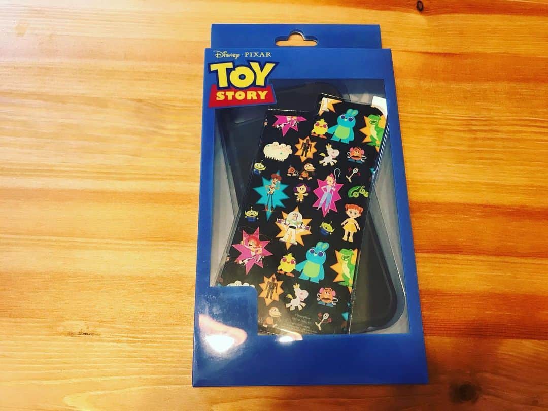 鈴木翔登のインスタグラム：「届いたiPhonecase かわいすぎやろ〜 トイストーリーや〜😎 チェックしてみて！ いろんなの種類あって、 壁の素材にもよるんだけど、壁にくっつくiPhoneケースでみんなで写真撮る時とか ご飯の作り方調べながら料理もできたり、鏡とか窓にくっつけて動画回せるから動画撮るのとか最高にいい🎦 こうたいつもありがとう😎😎 @waylly_jp  #waylly  #ウェイリー #自撮り #selfie #自撮り棒 #YouTube #動画 #movie  #クリエイター #夜ご飯  #ご飯　#貼れるケース #トイストーリー顔ちゃうやん #そういうのは受け付けてない #どう見てもディズニー顔 #ディズニー育ち」