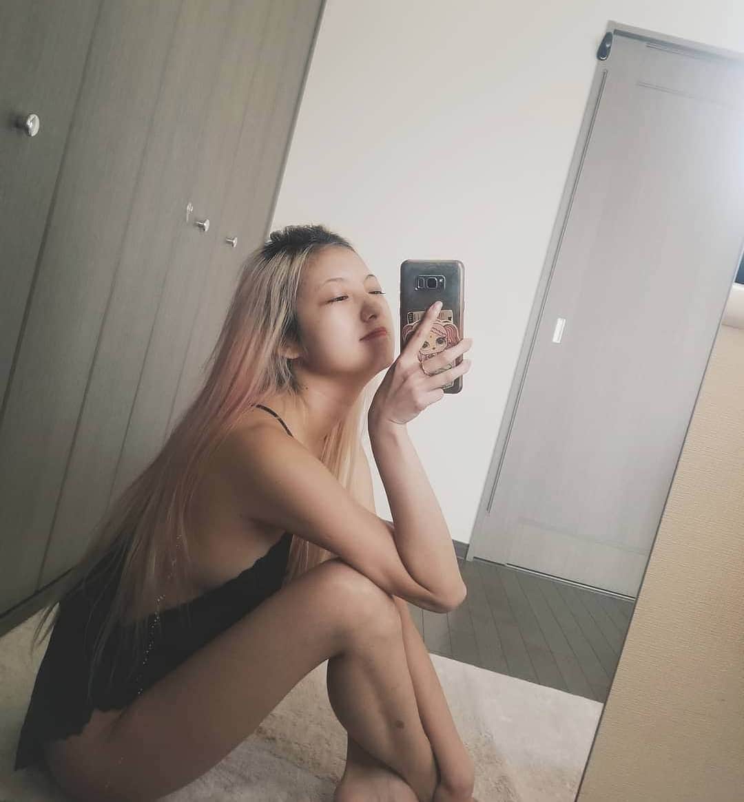 小林レイミのインスタグラム：「まだまだ思うところはたくさんあるけどようやく痩せれたの😭😭💖外食してもリバウンドしないように体造りに励もうと思います😃いつかみんなに今回の事について話せる機会があればいいな！やっとやっと。こうやって報告するのがわたしの小さくて大きな目標だった🎉あと大事な事、私は今とても健康です💜 I lost 6kg in a month and a half💥Don't worry I AM HEALTHY🤗🌈 #一ヶ月半で６キロ痩せた #自粛生活 #dietresults #workoutathome #fitbody #dietlife #fitgirl #healthyeating #pescatarian #newlife #pinkhair #mirrorselfie」