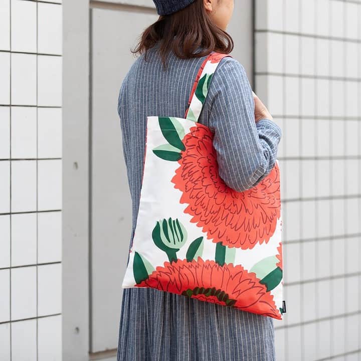 フリーデザインさんのインスタグラム写真 - (フリーデザインInstagram)「. 大輪の花が魅力の「プリマヴェーラ」柄が、ファブリックアイテムで新登場。 . デザインしたのは、ウニッコやヴィヒキルースなどマリメッコを代表する人気柄を手掛けるマイヤ・イソラ。 淡い紫色のやさしい配色の「オフホワイト×バイオレット」と、大胆で明るい印象の「ホワイト×オレンジ」の２種類。エプロン、オーブンミトン、ポットホルダー、クッションカバー、トートバッグの全５アイテム。「ホワイト×オレンジ」はトートバッグのみの展開です。 . ▼詳細はプロフィールのリンクからご覧いただけます。 → @freedesign_jp . 【取扱店舗】 #フリーデザインオンラインショップ . . #プリマヴェーラ #primavera #marimekkoprimavera #マリメッコプリマヴェーラ #marimekko #marimekkolife #marimekkohome #マリメッコ #マリメッコmarimekko #marimekkobag #マリメッコトート #marimekkotote #マリメッコクッション #マリメッコミトン #マリメッコエプロン #オーブンミトン #北欧キッチン雑貨 #北欧インテリア #北欧インテリア雑貨 #北欧雑貨 #北欧 #北欧デザイン #freedesign #フリーデザイン」6月1日 18時00分 - freedesign_jp