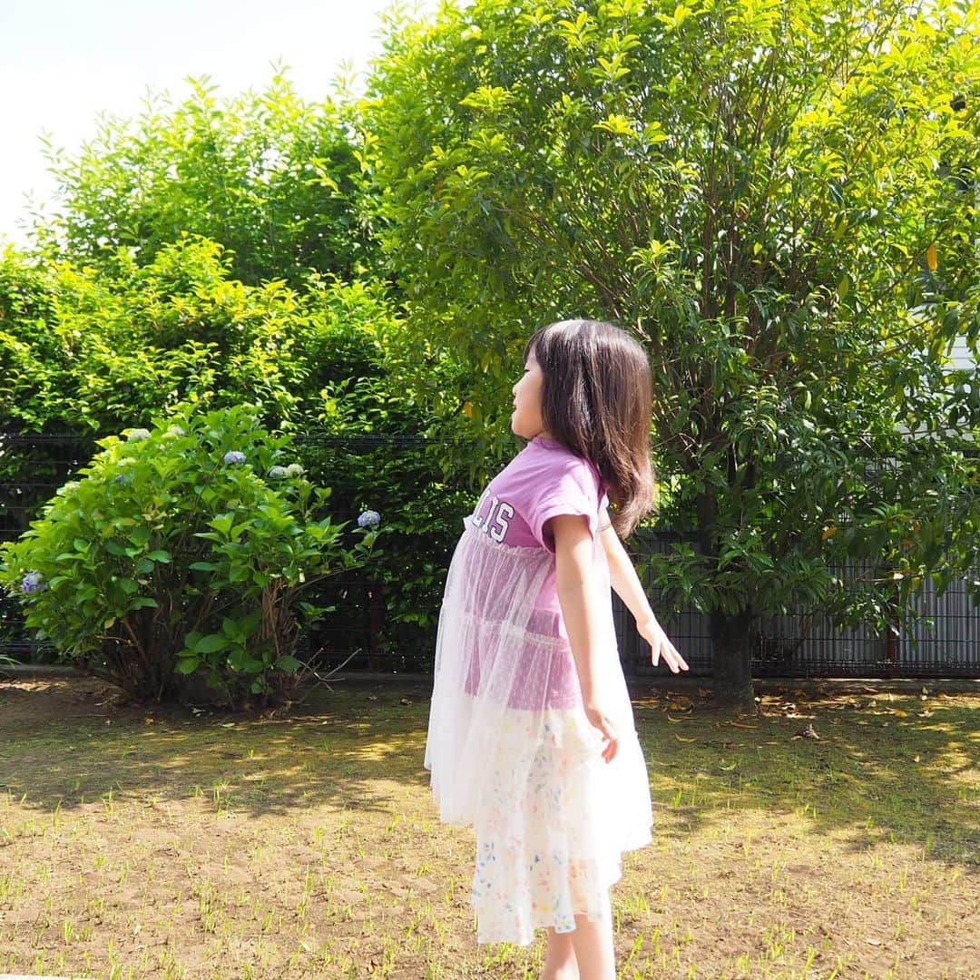 Kuboi Ayumiさんのインスタグラム写真 - (Kuboi AyumiInstagram)「外で身体を動かしたりすることが大好きな娘たちなので、紫外線対策が欠かせません。﻿ ﻿ 人がいない時間を狙って早朝に公園に行って、お散歩をしたり、なわとびをしたりしているのですが﻿ 持って行った帽子やパーカーはすぐにポイっとしてしまうので﻿ 日焼けどめをしっかり塗るようにしています。﻿ ﻿ 大人よりお肌が弱い子どもたちに使う日焼け止めなので、﻿ なんでも良いというわけにもいかないですよね。﻿ ﻿ 先日、ママタス様にご招待いただいてオンライン勉強会に参加したのですが﻿ そこで「ビオレUV キッズピュアミルク」をご紹介いただきました。﻿ ﻿ 紫外線吸収剤を使っていないのに、SPF50でPA+++！﻿ ﻿ 私が求める下記の条件を全部満たしている素敵すぎる日焼けどめなんです。﻿ ﻿ ・べたつかない﻿ ・日焼けどめ独特の変なニオイが気にならない﻿ ・伸びがよい﻿ ・低刺激﻿ ・石けんで簡単に落とせる﻿ ﻿ 実際に使ってみたのですが、汗・水・擦れに強く、べたつかないので、砂やゴミがくっつきにくいのもうれしかったです。﻿ ﻿ いい日焼け止めがあっても、どうしても日焼け止めを嫌がっちゃうお子様もいると思います。﻿ 我が家の次女も絶賛イヤイヤ期なので、なんでもイヤとなっちゃう日も…（涙）﻿ そんな時におすすめなのが、「ぬりぬり体操」。﻿ 親子で楽しくぬるための体操なので、YouTubeでチェックしてみてください。﻿ ﻿ ﻿ ちなみに、私は「アクアリッチ ウォータリージェル」を使って﻿ 日焼け対策をしています。﻿ 外に行くときだけでなく、油断しがちなおうち時間紫外線対策にもピッタリ！﻿ 光ベール効果があってお肌をふわっと明るく見せてくれるので、すっぴんでもこれだけは欠かせません。﻿ ﻿ ﻿ ﻿ #リンクコーデ #おうちじかん #おうち時間 #日焼け止め #日焼け対策#紫外線対策#スキンケア#スキンケアマニア #スキンケア好きさんと繋がりたい #女の子ママ #ビオレUV  #PR #ぬりぬり体操 #早く思いっきり外で遊びたい #紫外線吸収剤不使用」6月1日 18時12分 - himekagami