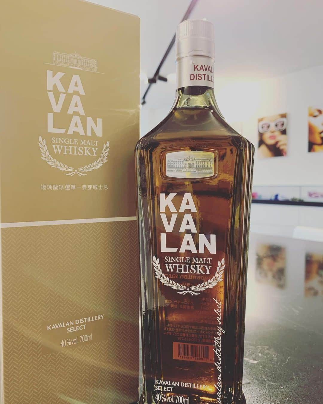 KENJI03のインスタグラム：「前々から気になってた。 台湾産の #whiskey #kavalan GET!! 味がフルーティー♫  #hiyunk #backon #kenji03 #teeda #composer #trackmaker  #songwriting #liquor #ウィスキー #ハイボール」