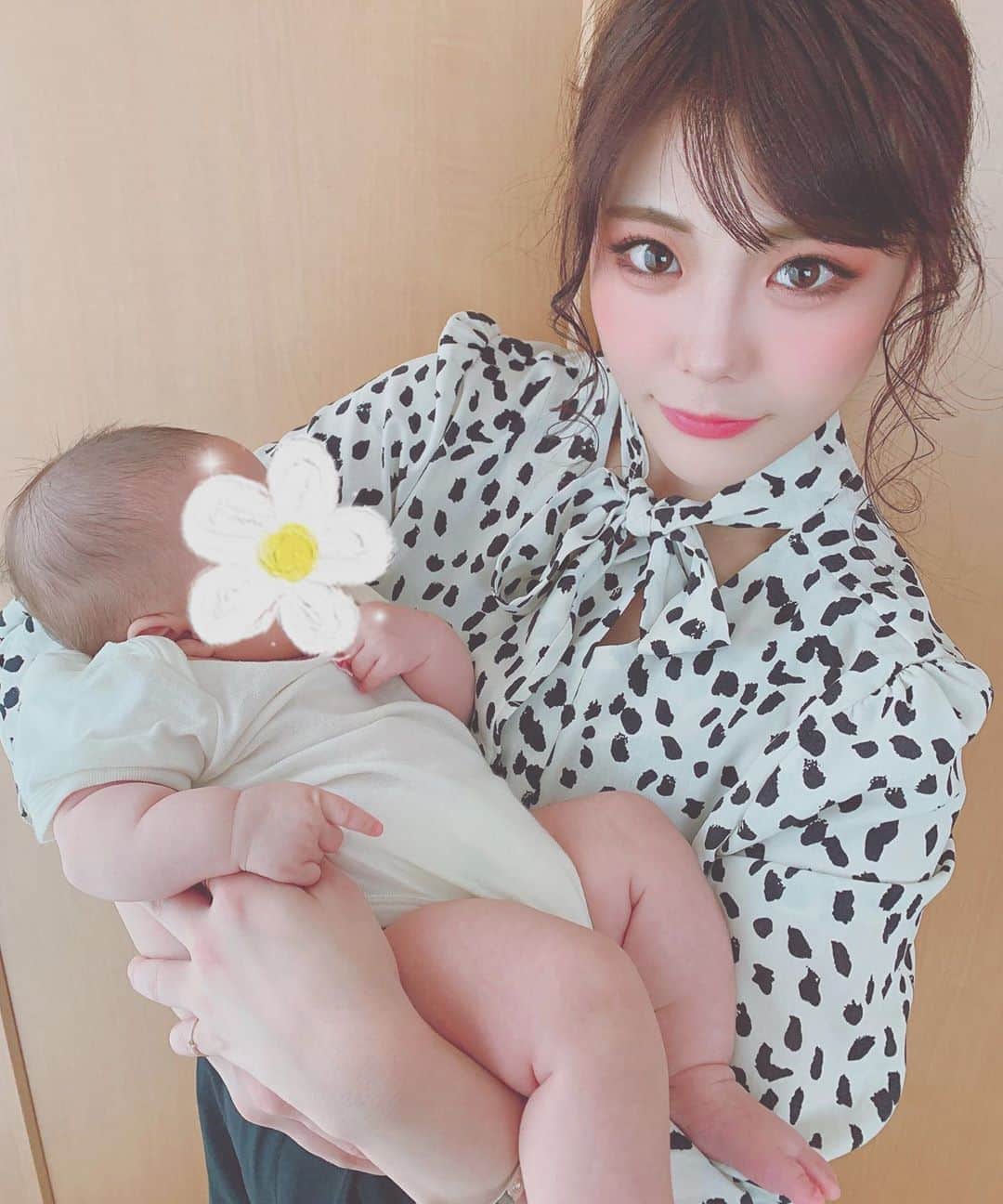 川村虹花のインスタグラム：「やっと姪っ子ちゃんに会えた🥺✨ もう生まれて2ヶ月、、 無事に生まれてきてくれてよかった🥺💗 #母は強し  #赤ちゃん #2ヶ月baby  #にこにこしてくれた」