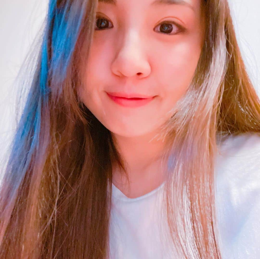 阿部真央のインスタグラム：「前回の投稿への、たくさんの愛あるメッセージ本当にありがとうございました。一歩一歩、丁寧に考えながら日々生きたいです！できればみんなと！  早く会いたいね！ みんないい1日でありましたように。  ファンクラブブログを1ヶ月半ぶりに更新しましたので会員様はぜひ。  ありがとう」