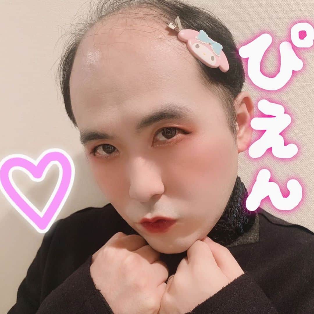 斎藤司のインスタグラム：「流行りならやるしかないよ 地雷メイク💄🖤 やっぱり自分の顔好きなんだなぁ 有難い人生だよ 歯痛ポーズもしてみたぴょん🥺  #ほんとに歯が痛い #魂の歯痛ポーズ #4枚目はパクジライ #女性の方マスカラすごい #目がしぱしぱする #この努力の元 #僕たちは恋をする #ありが頭皮 #量産型　 #地雷メイク #selfie  #ぴえん #マイメロ #かわいい？　 #おうち時間」