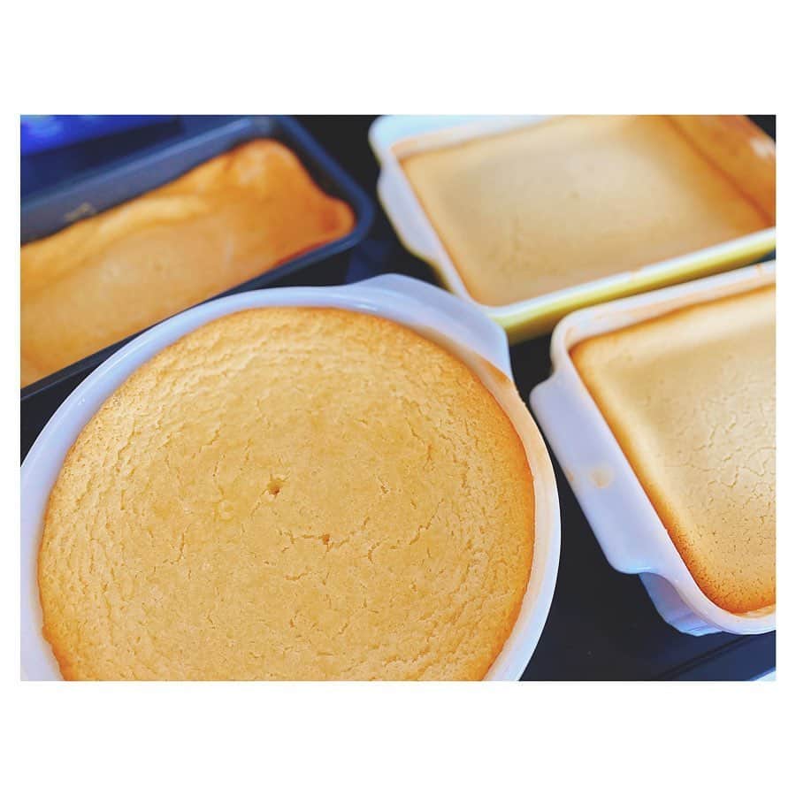荒川れん子のインスタグラム：「There is a long way to go before I could be a butter mochi specialist😝 ハワイローカルの定番おやつ、バターもちにはまり、ベストレシピ研究中。自分がどこへ向かっているのか不明😂  カロリーたっぷりと知りつつ、美味しくてどんどん食べちゃう危険なおやつ😅 引き取ってくれる方求む😂 . . #hawaii #luckywelivehawaii #hawaiilife #foodie #foodporn #homemadesweets #localfood #lifeisajourney #instahawaii #sweets #mochi #butter #blog #homecooking #stayhome #ハワイ #ハワイ生活 #ハワイ暮らし #日々の暮らし #ハワイ好き #手作りお菓子 #バターもち #スイーツ #自宅待機 #研究中 #おやつ #おやつタイム #もちもち #おうち時間 #やけど注意」