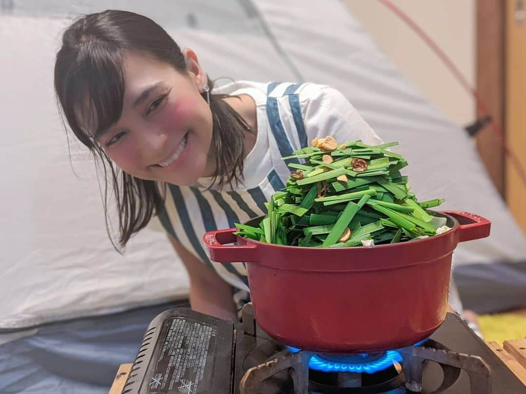 芳美リンさんのインスタグラム写真 - (芳美リンInstagram)「おうちキャンプで熱中屋さんの博多もつ鍋堪能♥﻿ ﻿ お取り寄せグルメ、簡単で美味しすぎます😀﻿ もつがプリップリ♥﻿ ﻿ 食で笑うデリバリー 地場めし　でオーダーできます。﻿ ﻿ もつ鍋とのマリアージュには、﻿ ドイツの白、﻿ ベックシュタインを合わせました。﻿ ﻿ 濃厚なモツに、爽やかで辛口の白がとてもマッチしています♫﻿ ﻿ ﻿ You Tubeもアップしたので良かったらご覧下さい😀﻿ ストーリー&ハイライトのリンクから見れます📹﻿ ﻿ #食で笑うデリバリー﻿ #地場めし﻿ #熱中屋﻿ #base﻿ #お取り寄せ﻿ #PR﻿ @jibameshi_gm.otoriyose﻿ #ベックシュタイン　﻿ #ドイツワイン　﻿ #オスモ#フードフレンドリー﻿ #ワイン好きとつながりたい﻿ #ペアリング﻿ @becksteinwine #ドイツワインスペシャルアンバサダー﻿ #おうちキャンプ﻿ ﻿#フィリルpr ﻿ ﻿ ﻿」6月1日 18時22分 - lynn.lynn5