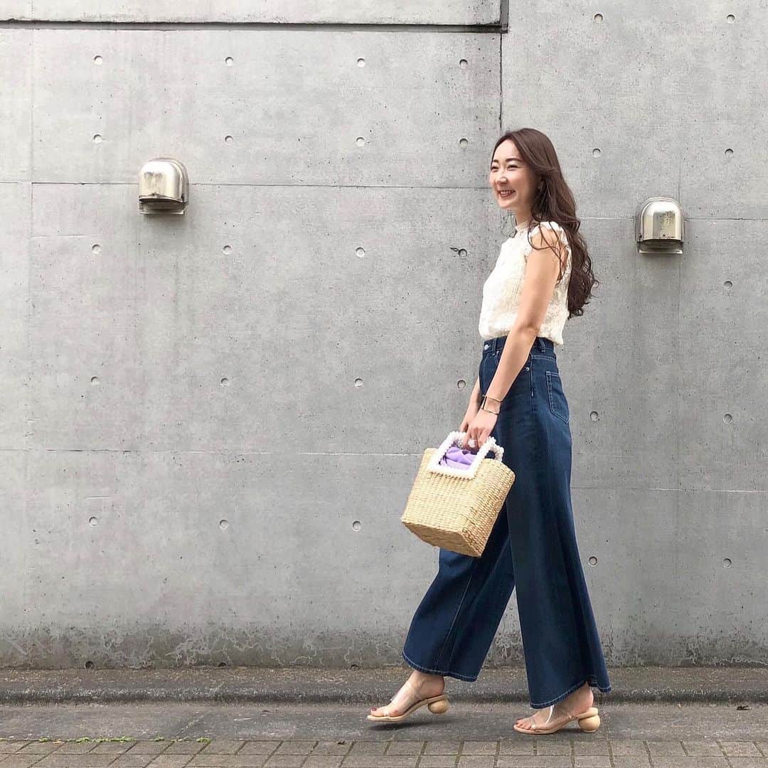 能美黎子さんのインスタグラム写真 - (能美黎子Instagram)「・ ＊#uvカットスーピマコットンクルーネックカーディガン ：#UNIQLO#ユニクロ ＊#ハイウエストスーパーワイドジーンズ ： #gu #ジーユー ＊レーストップス・サンダル：#ラグナムーン #lagnamoon ＊バッグ：#zara#ザラ ＊アクセサリー： @stellarhollywood @donobanweb @juicyrock_official ・ 今日から6月。 ・ @gu_for_all_ の #ハイウエストスーパーワイドジーンズ  がとっても良い！ 足長効果抜群だし、 軽くて吐き心地が良いから早速着回しで大活躍！ ・ @lagunamoon_com のレーストップスは 高見えするから買ってよかったアイテム。 ・ #gu_for_all #GUstyle#gupr#地球とconnect#ジーンズから環境を考える#世界環境DAY#おうち服#着る日焼け止め #uniqloginza2020ss #uniqloginza #高見えコーデ #着回しコーデ  #プチプラコーデ #プチプラファッション #ユニクロコーデ #ユニクロ購入品 #ユニクロきれいめ部#デニムコーデ#gu夏コーデ2020#みんなのguコーデ」6月1日 18時24分 - reikonohmi