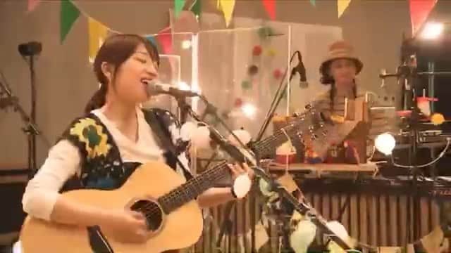 関取花のインスタグラム：「昨日の生配信ライブ #家で五線譜 から「考えるだけ」です🙋‍♀️これ観たらフルで観たくなるでしょう！観て！いや、絶対観て！笑 ・ アーカイブは一週間限定公開なので、忘れないうちにご覧ください！@dosukoi87 のプロフィールのリンクから飛べます🔗(youtubeだと音質も画質ももっと良いから本当に是非観てほしい) ・ 演奏者の手元が見られるのも、配信ライブならではだよね。」