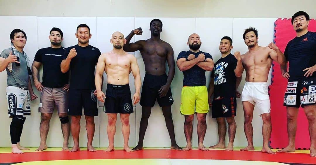 ストラッサー起一のインスタグラム：「格闘家としての日常にもどって来ました！ 東京でしっかり練習したいと思います💪 おす！  #MMA #総合格闘技 #格闘技 #キックボクシング #トレーニング」